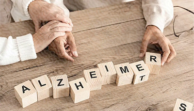 علائم حاد بیماری آلزایمر می‌توانند با تغییرات شدید در حافظه، تمرکز، و شناخت همراه باشند.