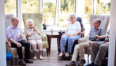 پرستاران در خانه سالمندان تهران ویلا؛ به صورت شبانه روزی حضور دارند تا به بهترین نحو مراقبت از سالمندان در این مرکز ارائه شود.