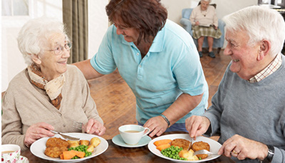 خدمات تغذیه در خانه سالمندان شامل ارائه برنامه غذایی خاص با توجه به نیازهای هر فرد است، تا سالمندان از تغذیه سالم و مناسب برخوردار شوند.